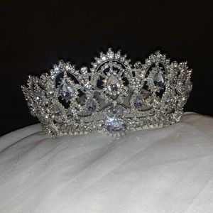 Fit for a queen 👸 tiara